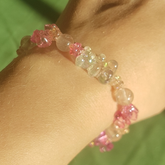 🐻 Pink Gummy Bear Glow Bracelet - Picture 2 of 6
